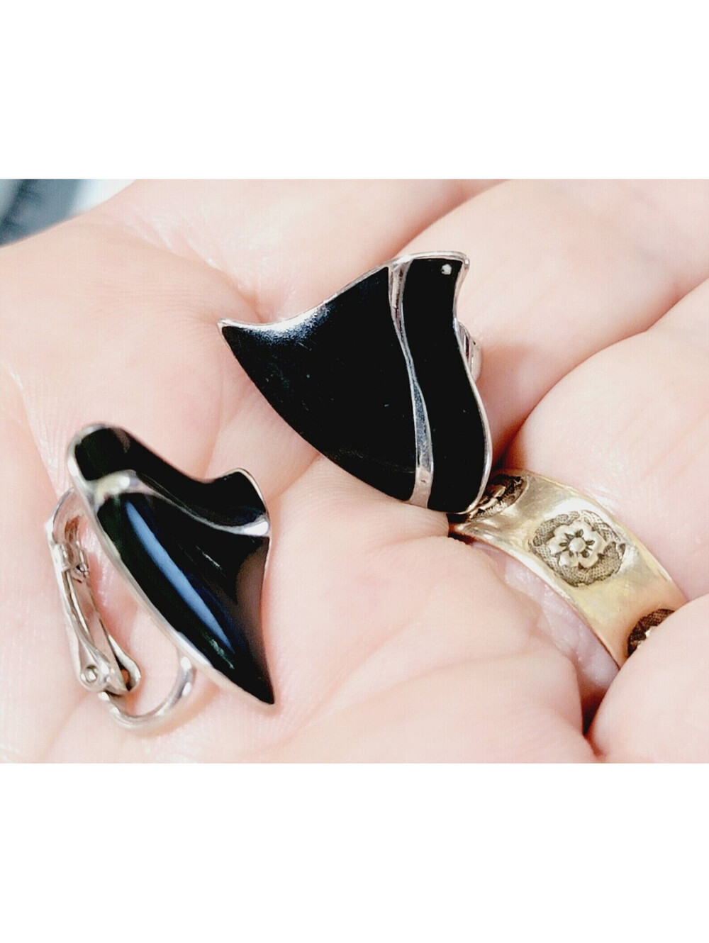 Vintage Black & Silver Modernist Wavy Clip On Earrings Silver-tone & Lucite bc50